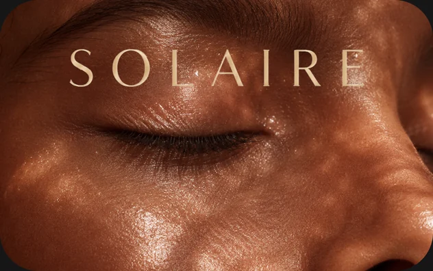 Close-up van een zonovergoten huid onder het Solaire-logo